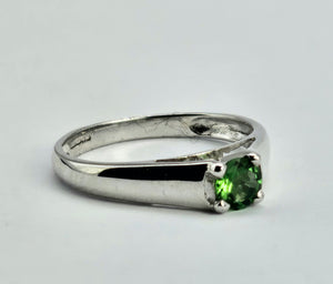 1320: Vintage: 9ct White Gold Demantoid Garnet Solitaire Ring- superb