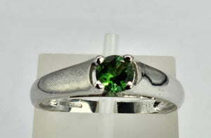 1320: Vintage: 9ct White Gold Demantoid Garnet Solitaire Ring- superb