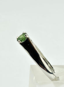 1320: Vintage: 9ct White Gold Demantoid Garnet Solitaire Ring- superb