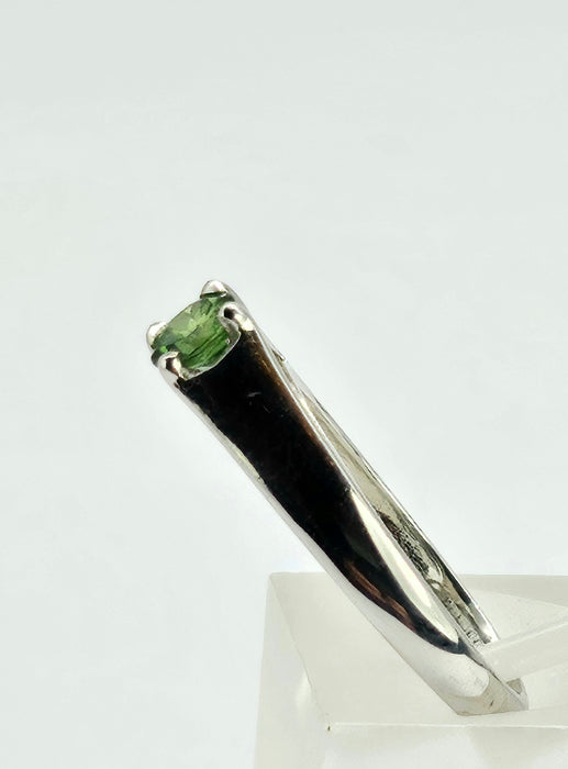 6515 Vintage: 9ct White Gold Demantoid Garnet Solitaire Ring