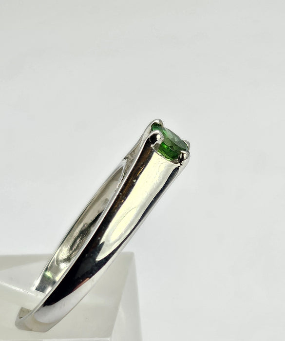 6515 Vintage: 9ct White Gold Demantoid Garnet Solitaire Ring