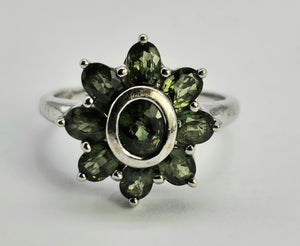 1026: Vintage: 9ct White Gold Green Sapphires Flower Head Ring- crisp, clean , eye candy