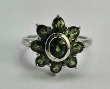 Cargar imagen en el visor de la galería, 1026: Vintage: 9ct White Gold Green Sapphires Flower Head Ring- crisp, clean , eye candy
