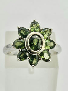 1026: Vintage: 9ct White Gold Green Sapphires Flower Head Ring- crisp, clean , eye candy