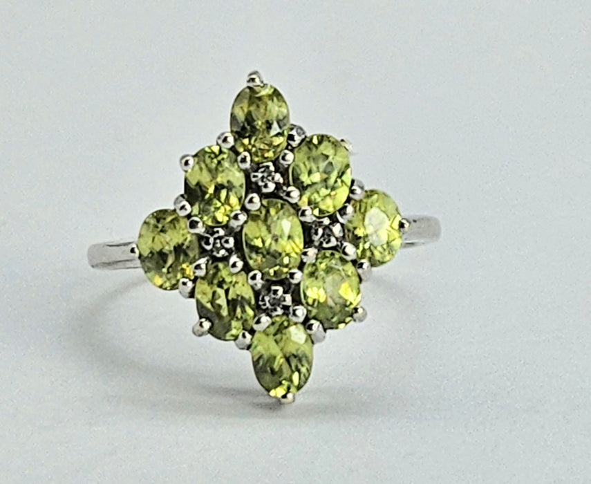 6701: Vintage: 9ct White Gold Peridot & Diamond Cluster Ring