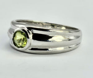 1260:Vintage: 9ct White Gold Round Cut Peridot Signet Ring- crisp, clean; eye candy