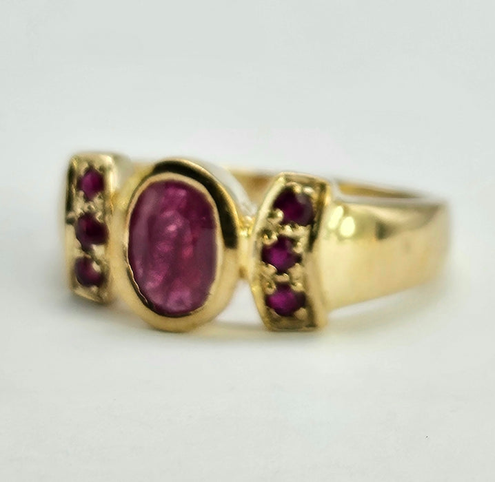 6249 Vintage: 9ct Gold 7 Rubies Geometric Set Ring