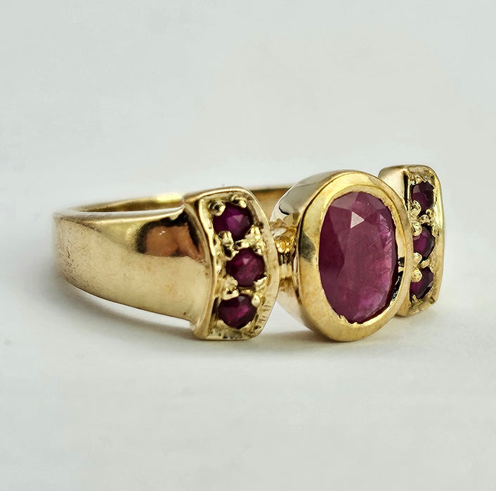 6249 Vintage: 9ct Gold 7 Rubies Geometric Set Ring