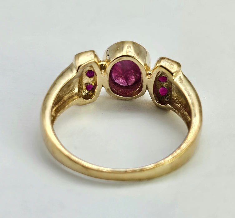 6249 Vintage: 9ct Gold 7 Rubies Geometric Set Ring