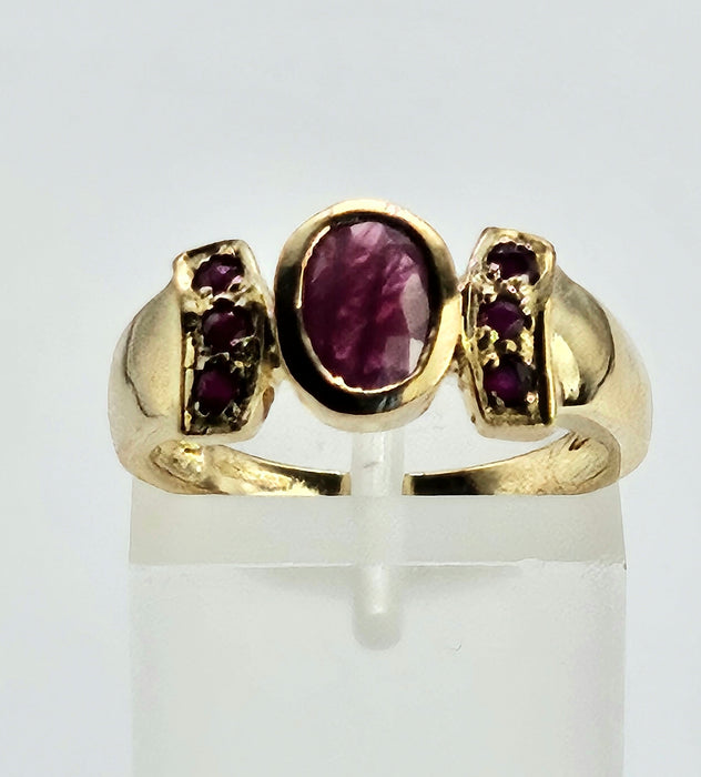 6249 Vintage: 9ct Gold 7 Rubies Geometric Set Ring