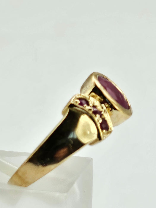 6249 Vintage: 9ct Gold 7 Rubies Geometric Set Ring