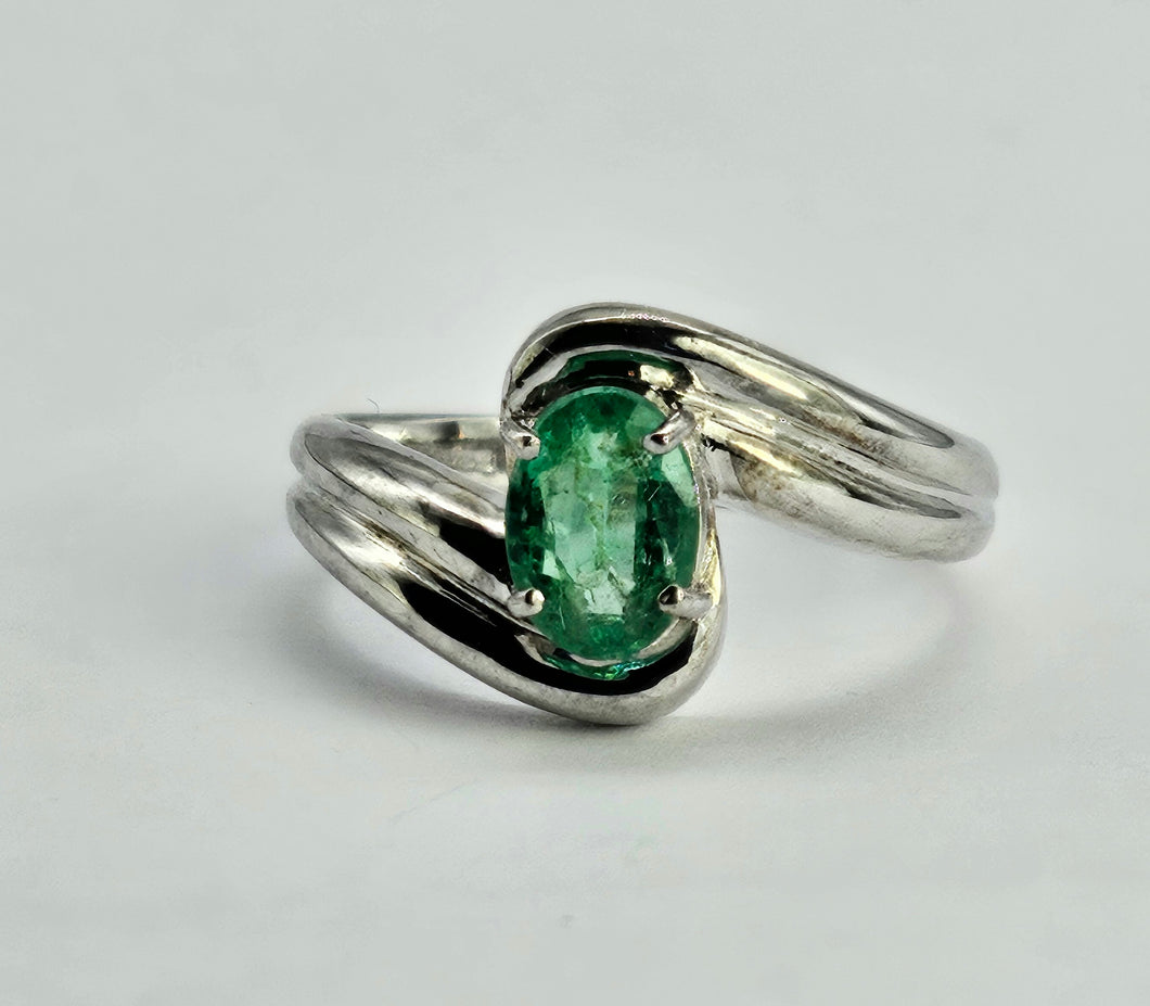 1300: Vintage: 9ct White Gold Illusion Set Emerald Ring- gorgeous