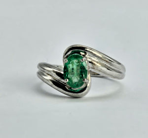 1300: Vintage: 9ct White Gold Illusion Set Emerald Ring- gorgeous