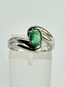 1300: Vintage: 9ct White Gold Illusion Set Emerald Ring- gorgeous