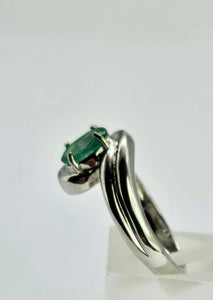 1300: Vintage: 9ct White Gold Illusion Set Emerald Ring- gorgeous