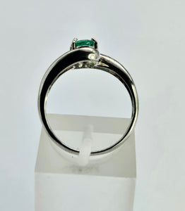 1300: Vintage: 9ct White Gold Illusion Set Emerald Ring- gorgeous