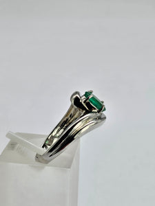 1300: Vintage: 9ct White Gold Illusion Set Emerald Ring- gorgeous