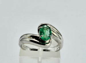 1300: Vintage: 9ct White Gold Illusion Set Emerald Ring- gorgeous