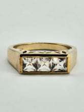 Cargar imagen en el visor de la galería, 1316: Vintage: 9ct Gold Princess Cut White Sapphires Trilogy Ring- Sparkly
