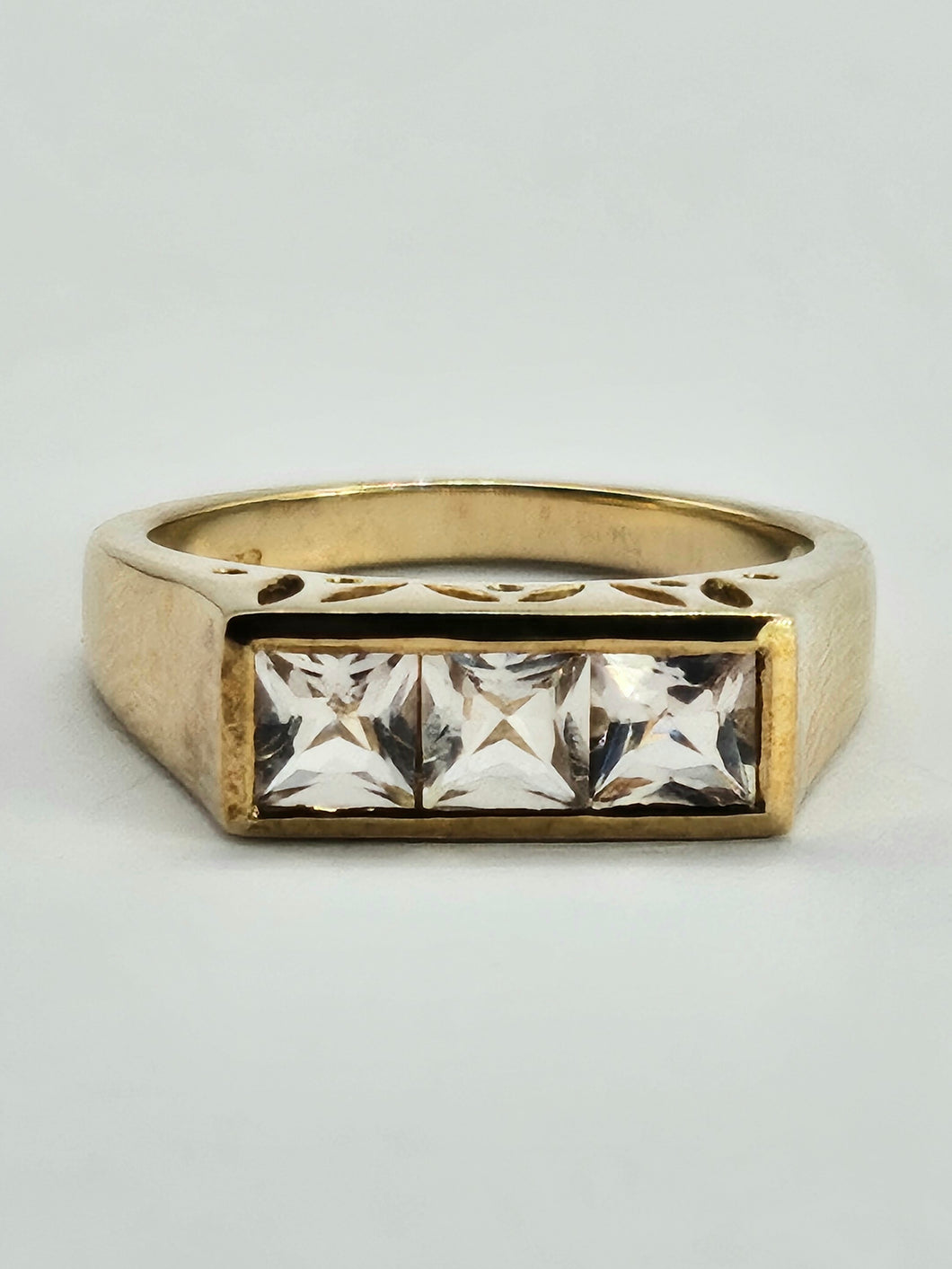 1316: Vintage: 9ct Gold Princess Cut White Sapphires Trilogy Ring- Sparkly