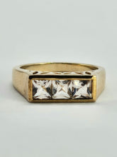 Cargar imagen en el visor de la galería, 1316: Vintage: 9ct Gold Princess Cut White Sapphires Trilogy Ring- Sparkly
