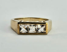 Cargar imagen en el visor de la galería, 1316: Vintage: 9ct Gold Princess Cut White Sapphires Trilogy Ring- Sparkly
