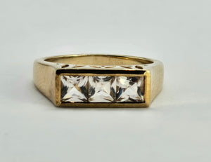 1316: Vintage: 9ct Gold Princess Cut White Sapphires Trilogy Ring- Sparkly