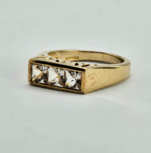 Cargar imagen en el visor de la galería, 1316: Vintage: 9ct Gold Princess Cut White Sapphires Trilogy Ring- Sparkly
