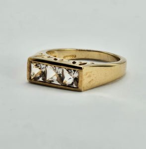 1316: Vintage: 9ct Gold Princess Cut White Sapphires Trilogy Ring- Sparkly