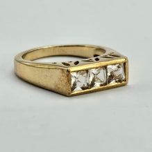 Cargar imagen en el visor de la galería, 1316: Vintage: 9ct Gold Princess Cut White Sapphires Trilogy Ring- Sparkly
