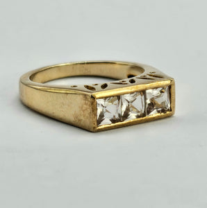 1316: Vintage: 9ct Gold Princess Cut White Sapphires Trilogy Ring- Sparkly