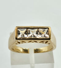 Cargar imagen en el visor de la galería, 1316: Vintage: 9ct Gold Princess Cut White Sapphires Trilogy Ring- Sparkly
