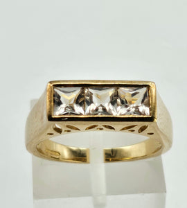 1316: Vintage: 9ct Gold Princess Cut White Sapphires Trilogy Ring- Sparkly