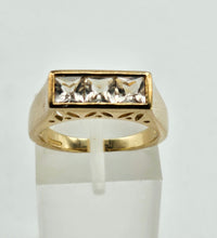 Cargar imagen en el visor de la galería, 1316: Vintage: 9ct Gold Princess Cut White Sapphires Trilogy Ring- Sparkly
