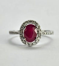 Cargar imagen en el visor de la galería, 1015: Vintage: 18ct White Gold Blood Red Ruby Diamonds Cluster Ring- Exquisit
