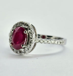 1015: Vintage: 18ct White Gold Blood Red Ruby Diamonds Cluster Ring- Exquisit