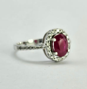 1015: Vintage: 18ct White Gold Blood Red Ruby Diamonds Cluster Ring- Exquisit