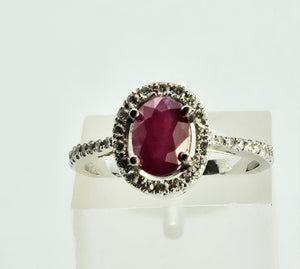 1015: Vintage: 18ct White Gold Blood Red Ruby Diamonds Cluster Ring- Exquisit