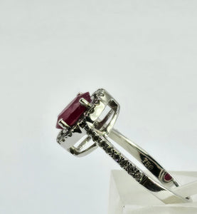 1015: Vintage: 18ct White Gold Blood Red Ruby Diamonds Cluster Ring- Exquisit