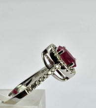 Cargar imagen en el visor de la galería, 1015: Vintage: 18ct White Gold Blood Red Ruby Diamonds Cluster Ring- Exquisit
