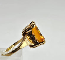 Cargar imagen en el visor de la galería, 0977: Vintage: 9ct Gold Emerald Cut Orange Sapphire Ring- Date-Mark 1960
