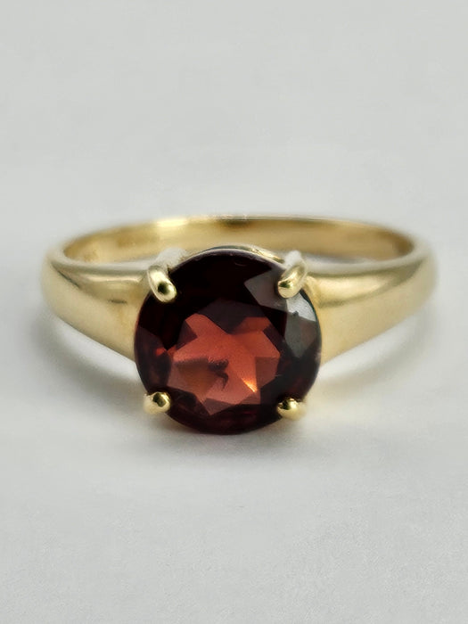 Vintage: 9ct Gold Round Cut Almandine Garnet Solitaire Ring
