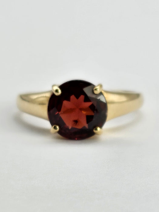 1293: Vintage: 9ct Gold Round Cut Almandine Garnet Solitaire Ring-