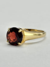 Cargar imagen en el visor de la galería, 1293: Vintage: 9ct Gold Round Cut Almandine Garnet Solitaire Ring-
