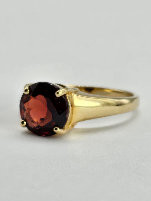 1293: Vintage: 9ct Gold Round Cut Almandine Garnet Solitaire Ring-