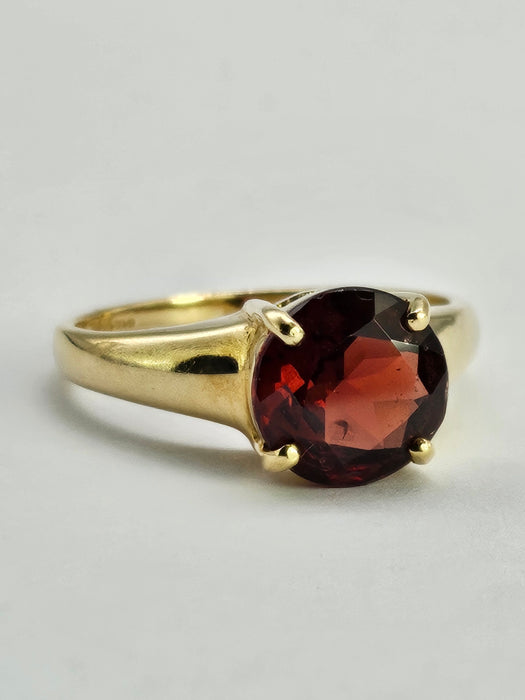 1293: Vintage: 9ct Gold Round Cut Almandine Garnet Solitaire Ring-
