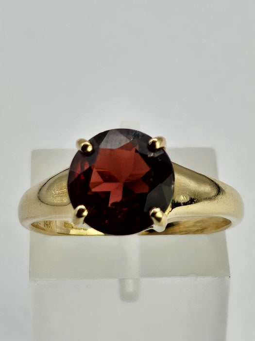 1293: Vintage: 9ct Gold Round Cut Almandine Garnet Solitaire Ring-