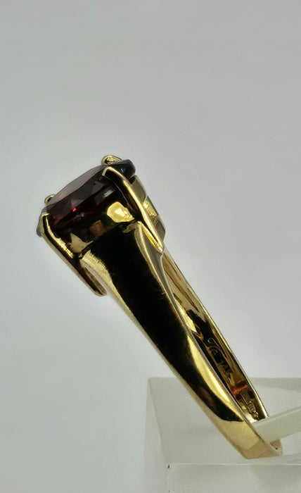 1293: Vintage: 9ct Gold Round Cut Almandine Garnet Solitaire Ring-