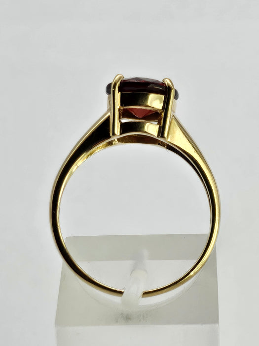 1293: Vintage: 9ct Gold Round Cut Almandine Garnet Solitaire Ring-