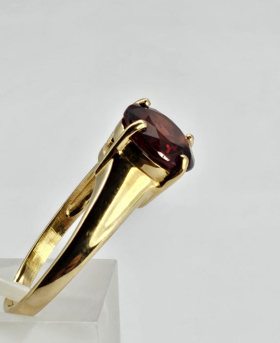 Vintage: 9ct Gold Round Cut Almandine Garnet Solitaire Ring